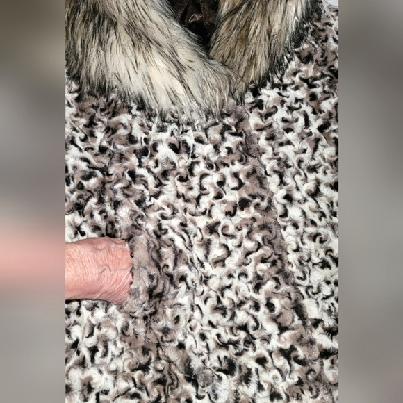 Stunning Adrienne Landau Vest - Picture 9 of 16